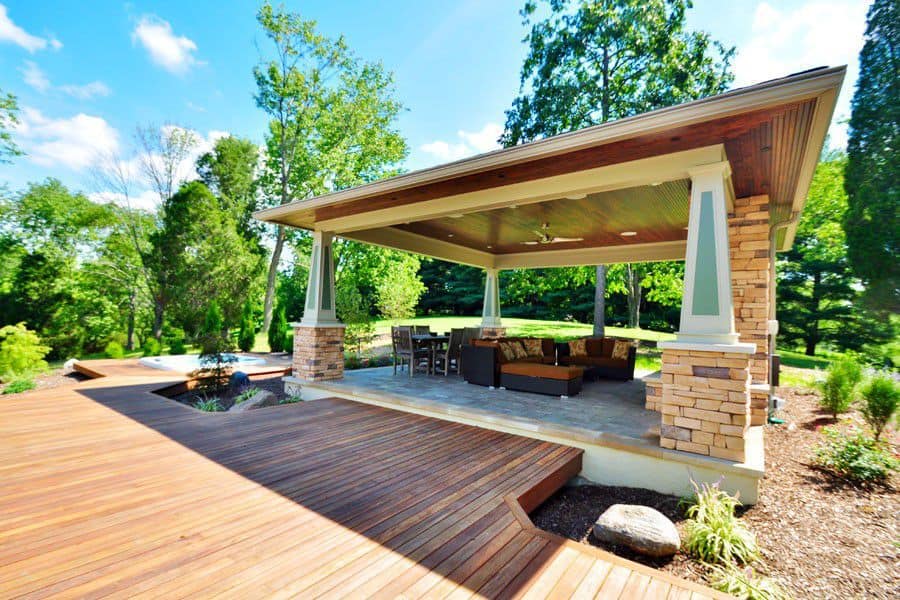 Không gian hài hòa hơn khi sử dụng gạch giả gỗ lát sân vườn